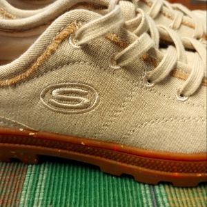 Skechers memory foam canvas shoes Sz 7.5